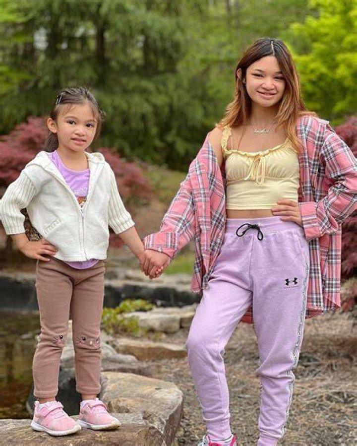 Angelica Hale with her sister
