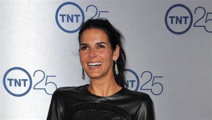 Angie Harmon Height, Weight, Measurements, Bra Size, Shoe Size