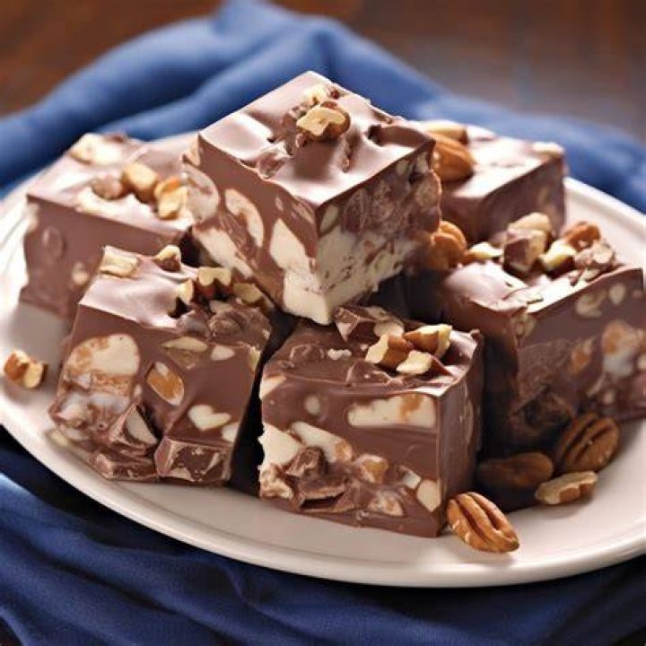 Baking dish of fudge topped with marshmallows and crushed candy canes.