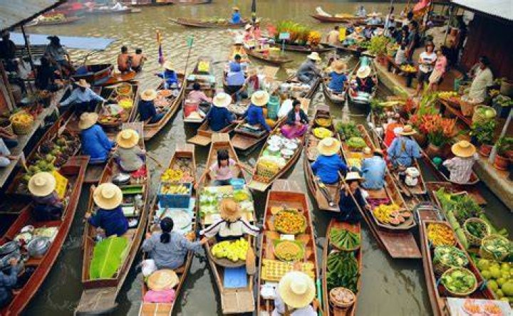 Bangkok&rsquo;s Enchanting Floating Markets: A Must-Visit Experience