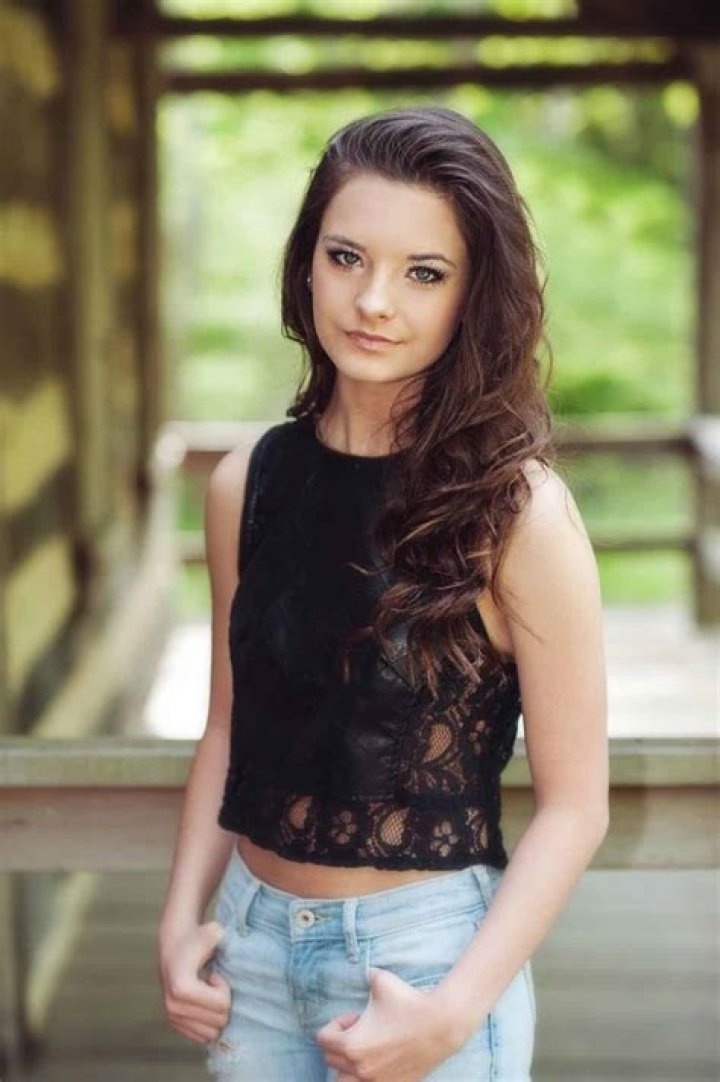 Hottest Brooke Hyland in bikini & swimsuit with sibling.
