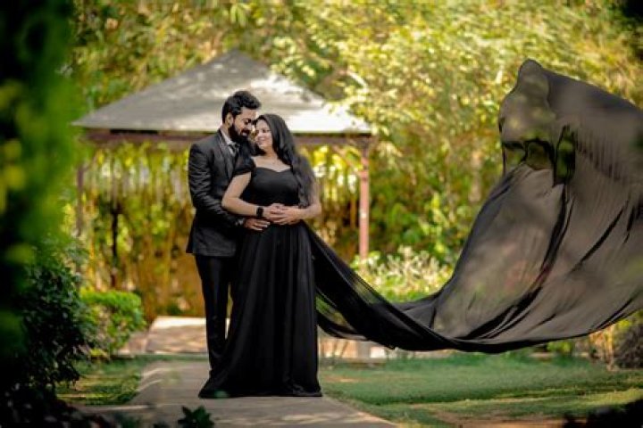 Image of A Post Wedding picture Of Forrest Galante posing with his Wife Jessica Evans In Botanical Conditions In Bahamas