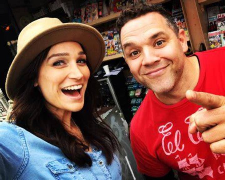 Is Nicole Da Silva Lesbian? Or dating a boyfriend? Or is she married to a husband? Find Out.