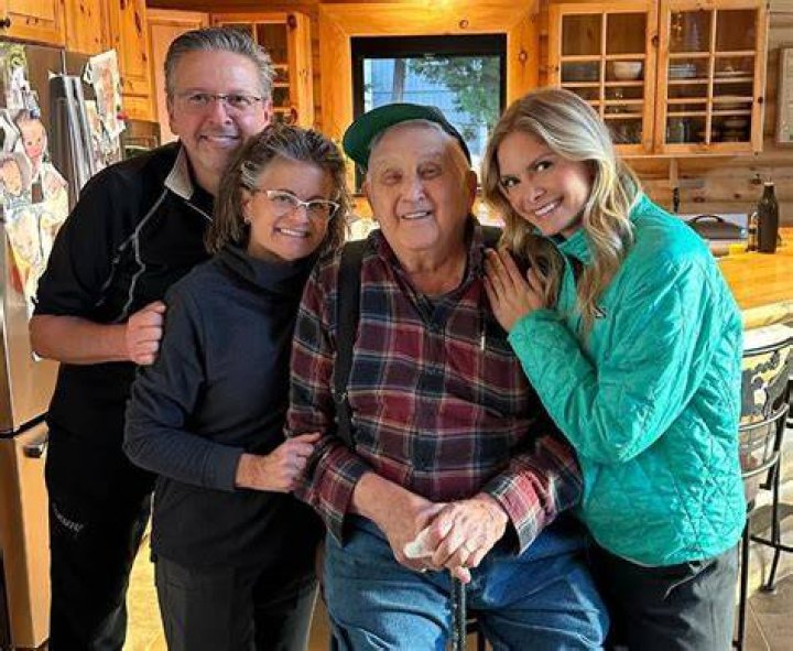 Janis Duski's Obituary & Cause Of Death, Who Was Janis Duski? What Happened to Janis Duski? - SarkariResult