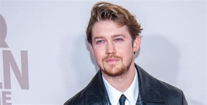 Joe Alwyn Net Worth: Details About Age, Income, Movie, Career, Gf, Home - SarkariResult