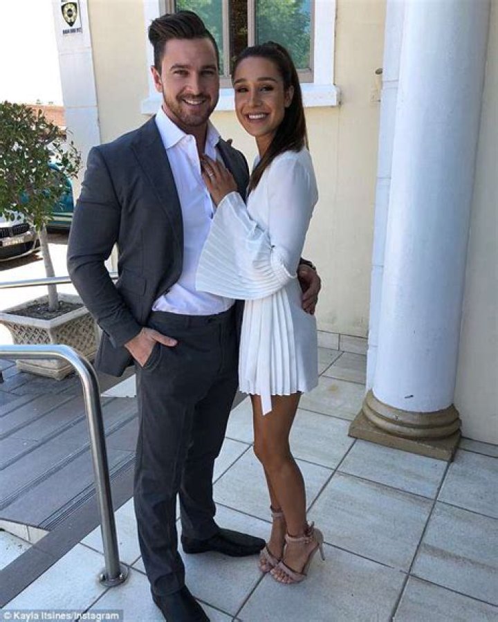 Kayla Itsines Fiance, Tobi Pearce Wiki Facts: Engagement, Height, Net worth, Sister, Age