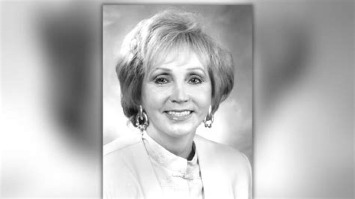 Longtime News Anchor, Radio Personality Sue Wylie Dies In Car Crash - SarkariResult