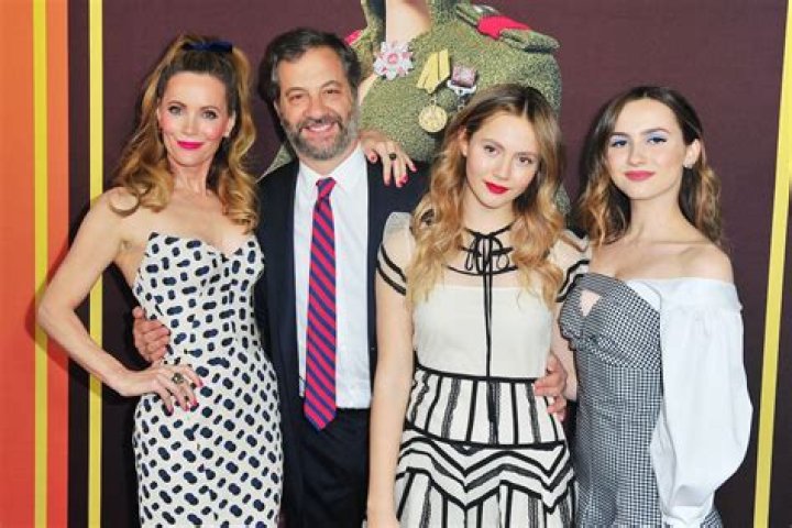 Maude Apatow with her sister Iris Apatow