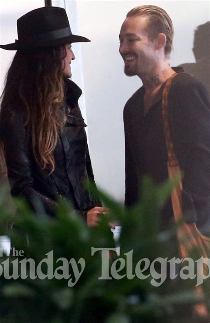 Michelle Leslie and Daniel Johns ENGAGED