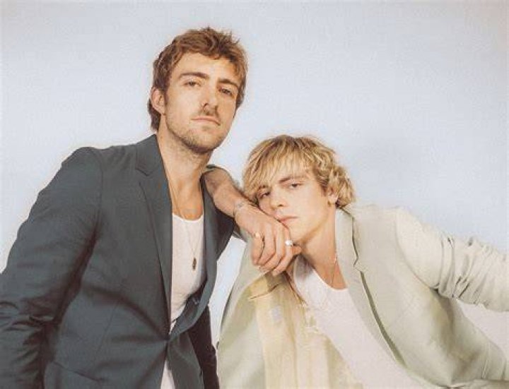 Rocky Lynch with his brother Ross Lynch