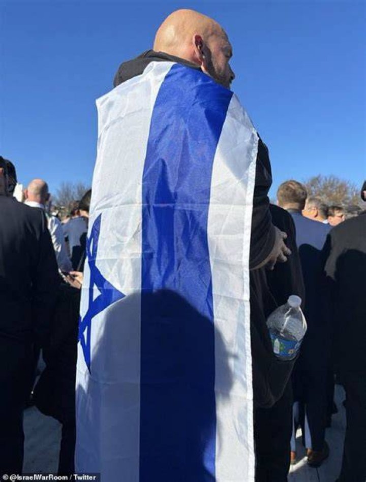 Senator John Fetterman raises the Israeli flag at a pro-Palestine gathering - SarkariResult