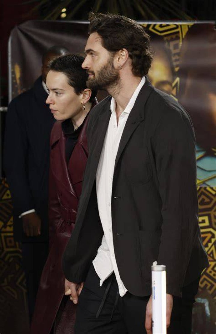 Tom Bateman Dating, Girlfriend, Net Worth, Career, Wiki, Bio,